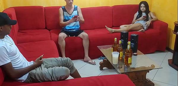  Meu Marido Foi Corno Enquanto Estava Na Sala Com Os Amigos (COMPLETO NO RED)